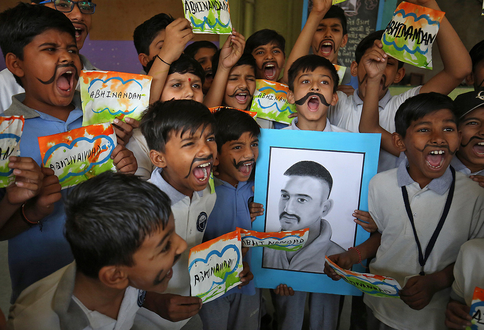 חגיגות ב הודו אחרי חזרת ה טייס מ פקיסטן קשמיר (צילום: רויטרס)