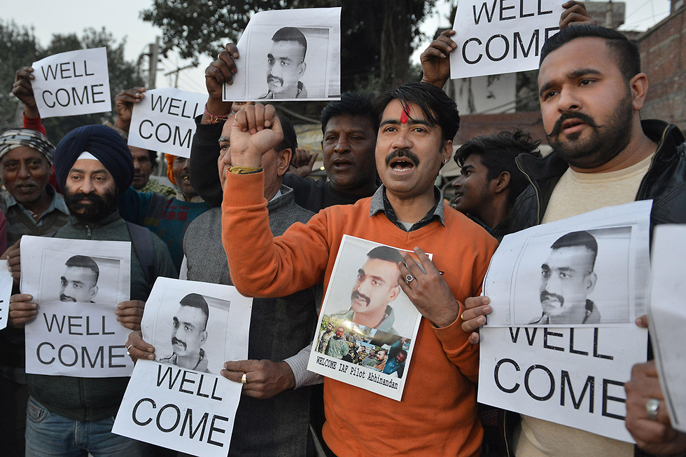 חגיגות ב הודו אחרי חזרת ה טייס מ פקיסטן קשמיר (צילום: AFP)