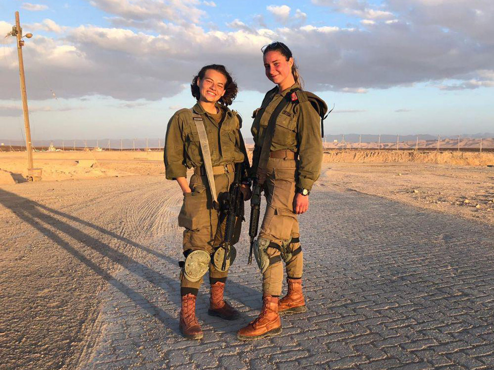 Боевые подруги Даша и Надя на боевом посту. Фото: пресс-служба ЦАХАЛа