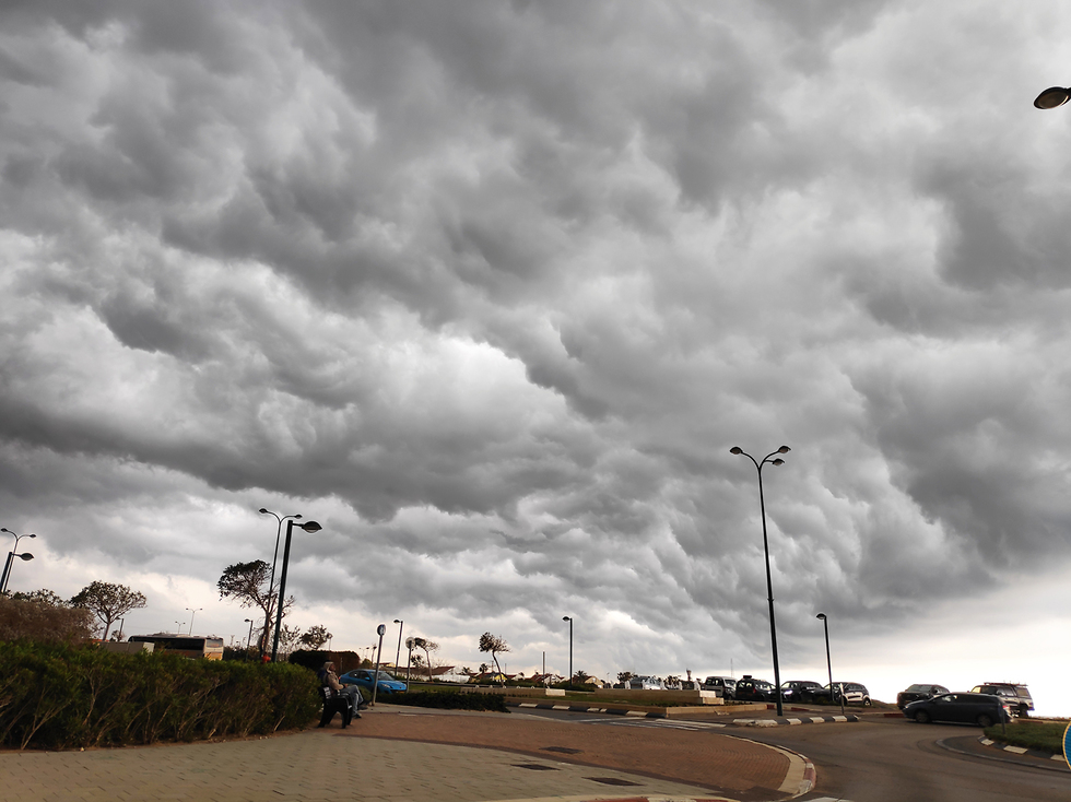 Дождевые облака в Нетании. Фото: Тоар Хальфон (архив)