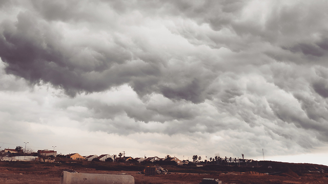 עננים וגשם בנתניה (צילום: טוהר חלפון)