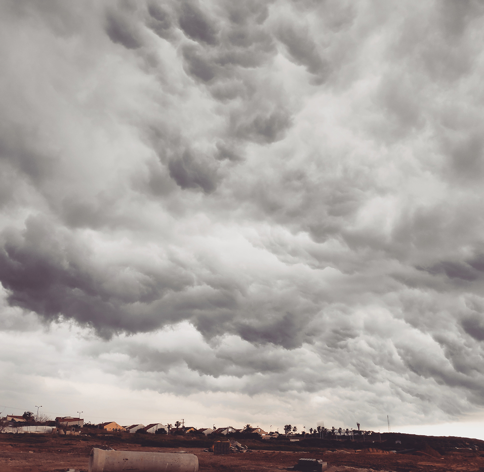 עננים וגשם בנתניה (צילום: טוהר חלפון)