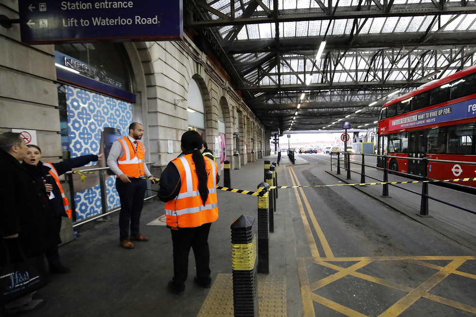 שוטרים ליד תחנת ה רכבת ווטרלו ב לונדון (צילום: AFP)
