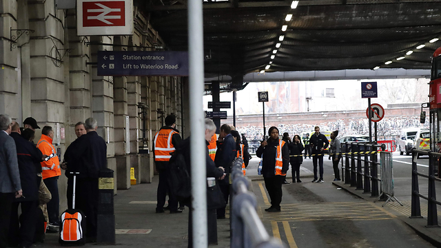 שוטרים ליד תחנת ה רכבת ווטרלו ב לונדון (צילום: AFP)