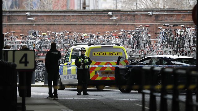 Полицейский кордон у вокзала Ватерлоо в Лондоне. Фото: AFP