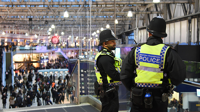 שוטרים ב תחנת ה רכבת ווטרלו ב לונדון (צילום: EPA)