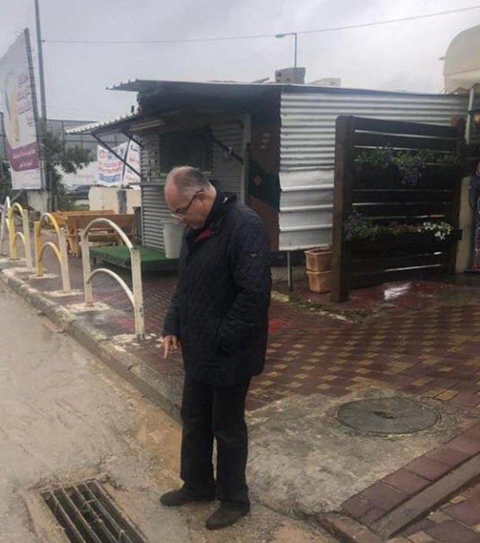ראש עיריית טייבה, שועאע מנצור מסארוה בודק את נזקי מזג האוויר בעיר ()