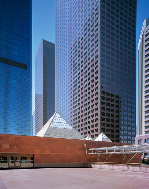 המוזיאון לאמנות עכשווית בלוס אנג'לס (1981-86) הוא עוד מבנה שמיקם את איסוזקי בצמרת האדריכלים הפוסט-מודרנים (צילום: Hisao Suzuki)