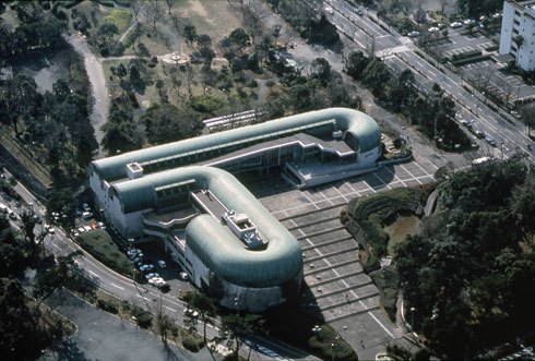 הספרייה של העיר פוקואוקה (1973-74). הצורניות הפכה למזוהה עם איסוזקי בשלב מוקדם (צילום: FUJITSUKA Mitsumasa)