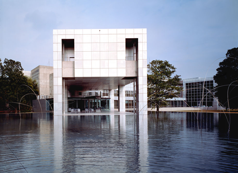 המוזיאון לאמנות מודרנית של Gunma, יפן (1971-74). החזון היה של גלריה כחלל (Void), עם מערכת קוביות שיוצרת מרובע עם אגפים שנמתחים ממנו (צילום: Yasuhiro Ishimoto)