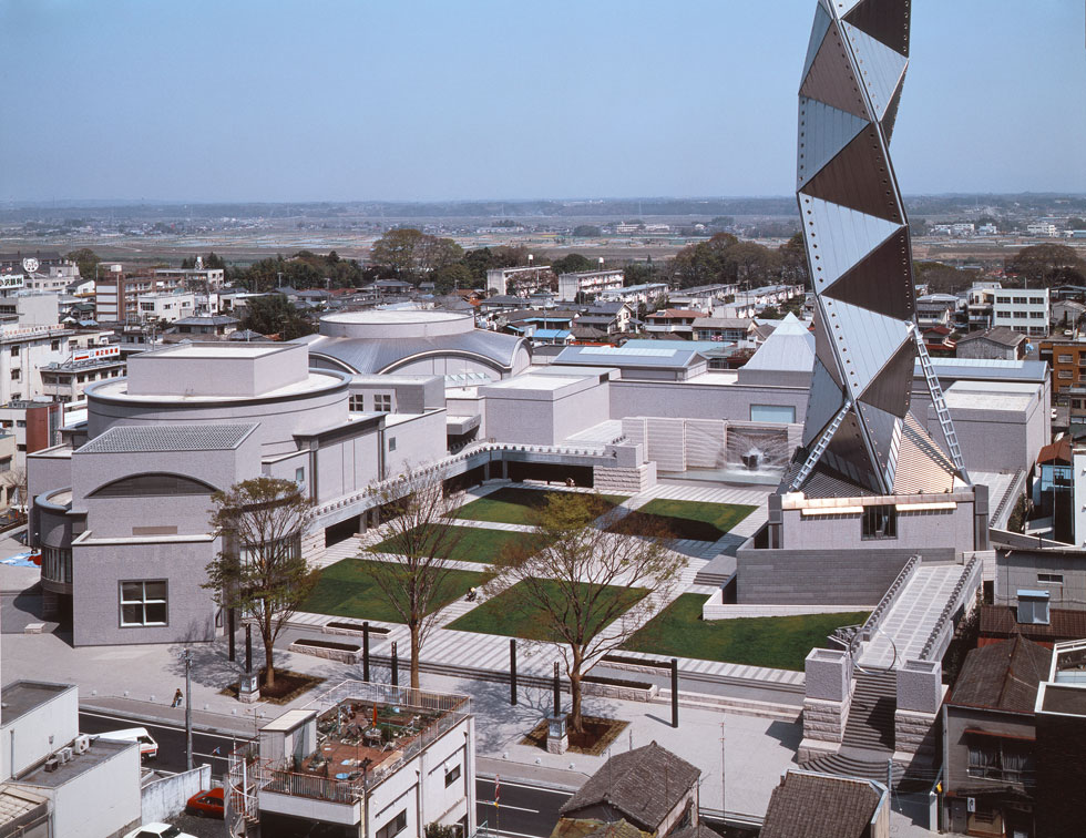 אחת העבודות האיקוניות של איסוזקי היא המגדל במרכז התרבות MITO בעיר איבאראקי, יפן, בשנות ה-80. היה ממנסחי הפוסט-מודרניזם באדריכלות (צילום: Yasuhiro Ishimoto)