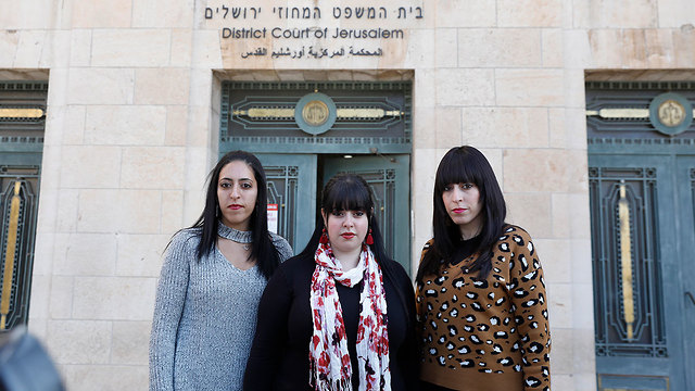 Сестры, подавшие жалобу на Лайфер, у здания суда в Иерусалиме. Фото: EPA