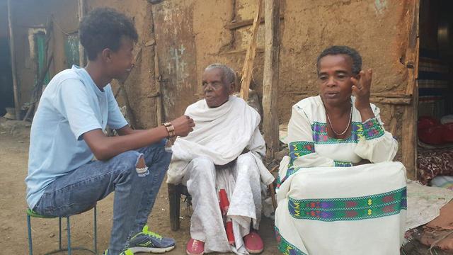  משפחת מלסה מתאחדים עם הסבתא בת 95 מאתיופיה בתמונה- מימין לשמאל: טקילה מלסה הדודה שנשארה מאחור, סבתא טריגו,  והנכד אווג'ו (צילום: אריאלה זיידמן)