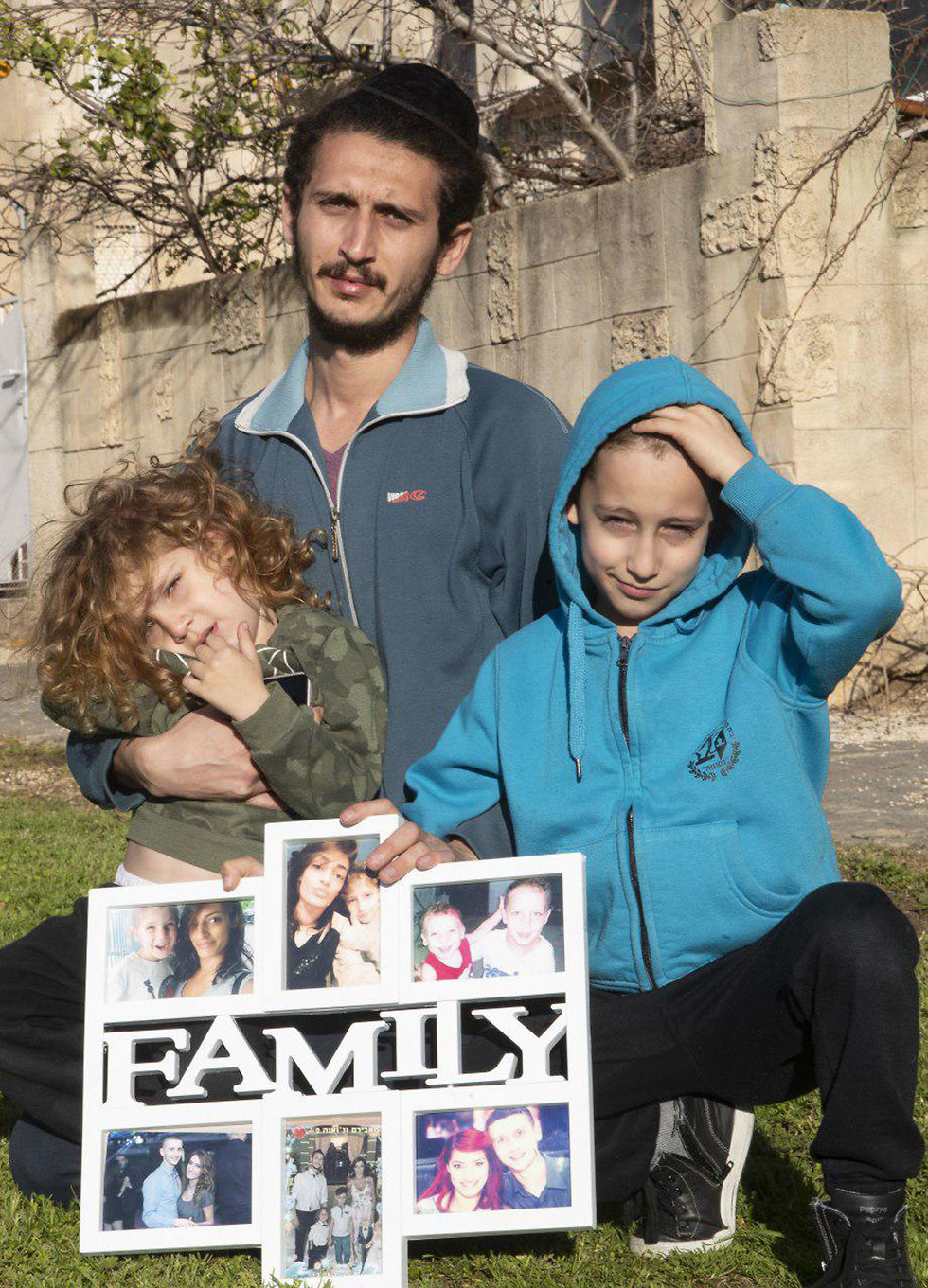 אלכס שטרצלוב  וילדיו לאחר שאשתו אלוירה נפטרה בבית החולים הלל יפה (צילום: גיל נחושתן )