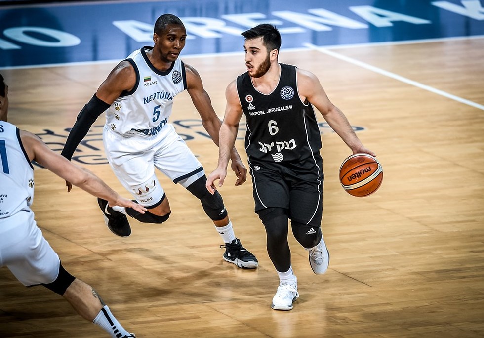 תמיר בלאט מול לורנצו וויליאמס (צילום: FIBA.com)