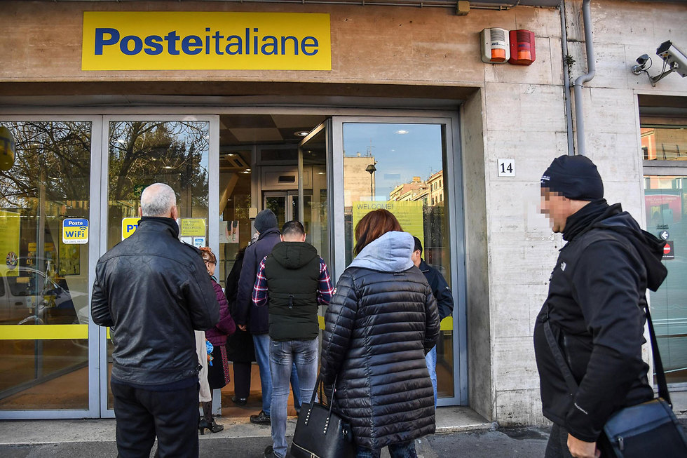 הכנסת אזרח איטליה סניף דואר רומא איטליה (צילום: EPA)