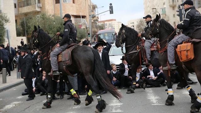 הפגנה נגד גיוס חרדים בירושלים, בעקבות מעצרו של הרב מאיר בלוי בשבוע שעבר (צילום: אלכס קולומויסקי)