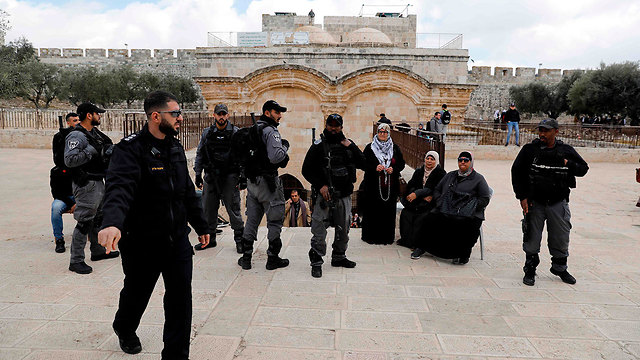 אבטחה של מתפ]ללים יהודים ליד שער הרחמים (צילום: AFP)