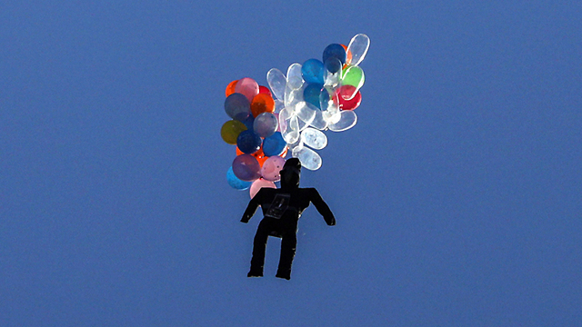 Explosive device attached to cluster of balloons hovers over Israel  (Photo: EPA)