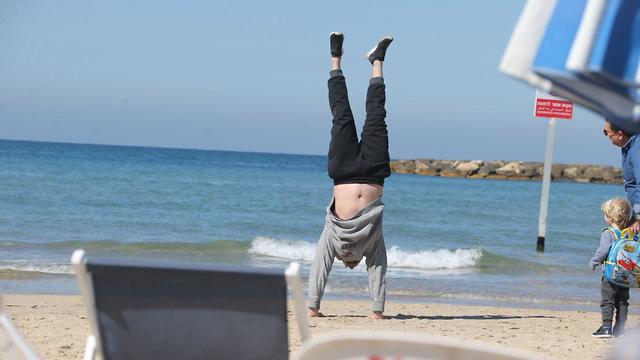 Unusually warm weather brings Israelis to Tel Aviv beach (Photo: Motti Kimchi)