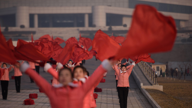 נשות הדגלים של צפון קוריאה (צילום: AFP)