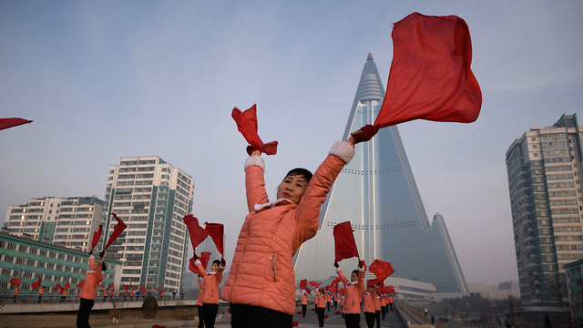 נשות הדגלים של צפון קוריאה (צילום: AFP)