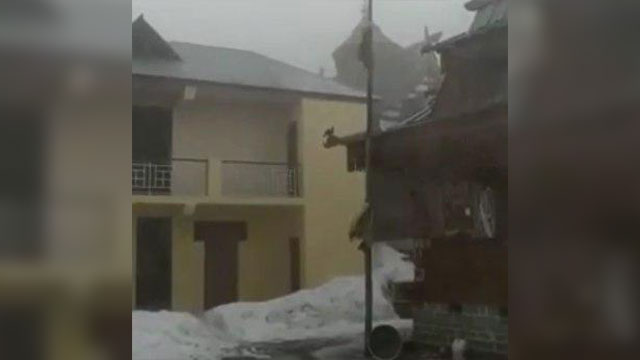 הודו מפולת שלגים שלג על כפר (צילום מתוך יוטיוב)
