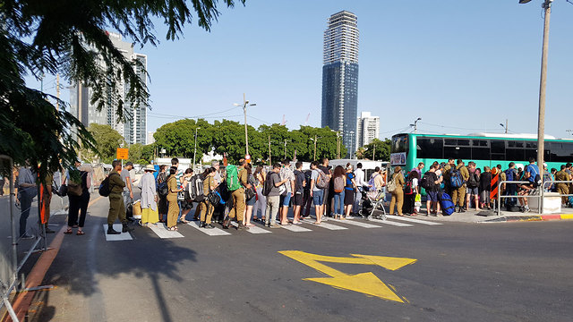 נוסעים ממתינים לעלות לקו 480 בתל אביב יוני 2018 (צילום: עמותת 