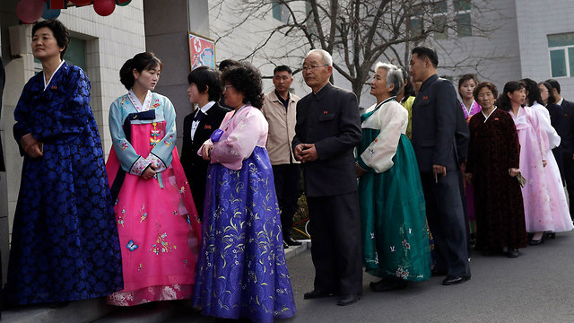 צפון קוריאה קים ג'ונג און מצביע בחירות ל אסיפה פרלמנט (צילום: AP)