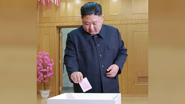 צפון קוריאה קים ג'ונג און מצביע בחירות ל אסיפה פרלמנט (צילום: רויטרס)