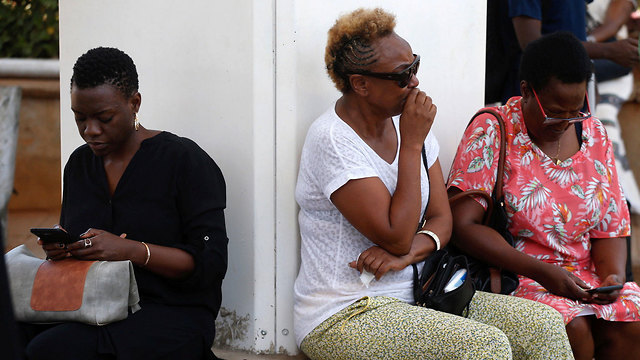 נשים ממתינות לעדכונים בנמל תעופה JKIA בניירובי, קניה (צילום: רויטרס )