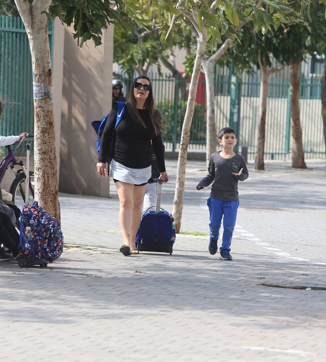 אישה עסוקה אבל אמא במשרה מלאה (צילום: מוטי לבטון) אישה עסוקה אבל אמא במשרה מלאה (צילום: מוטי לבטון)