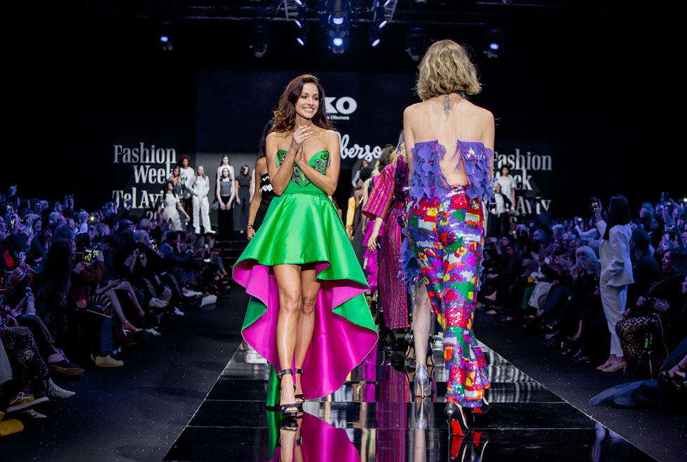 תצוגת הפרידה של גדעון אוברזון בשבוע האופנה של תל אביב, עם שורה ארוכה של דוגמניות מכל הזמנים שחלקו כבוד למעצב (צילום: ענבל מרמרי)