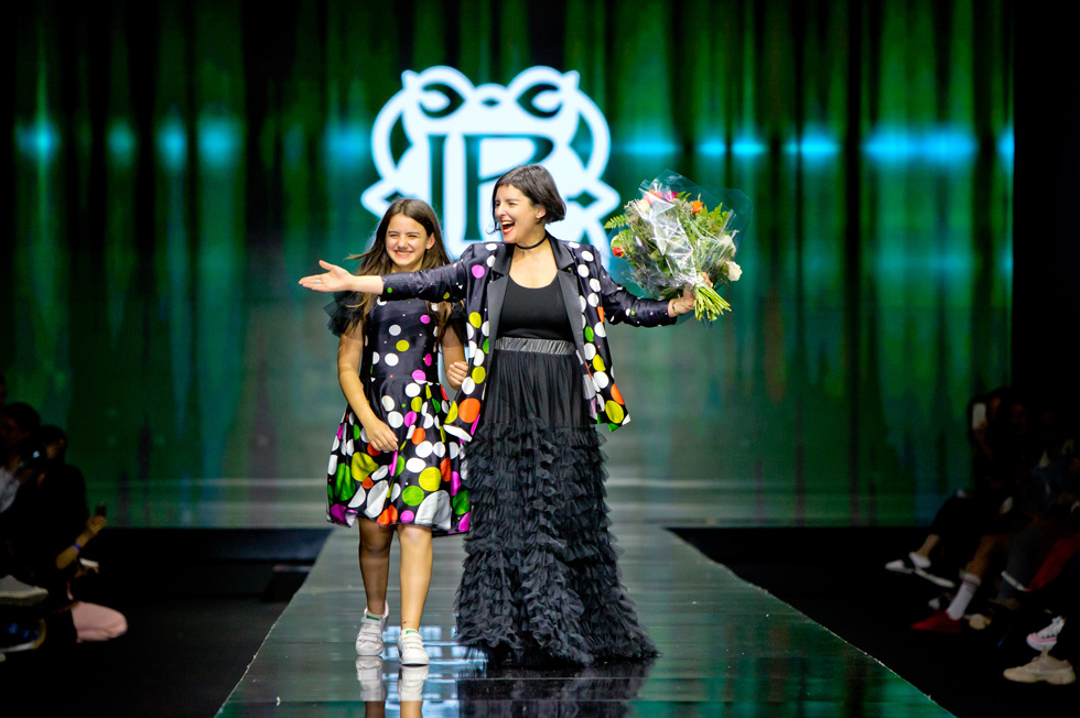 המעצבת לארה רוסנובסקי בתום התצוגה עם בתה, אליה רוסנובסקי בזראנו  (צילום: ענבל מרמרי)