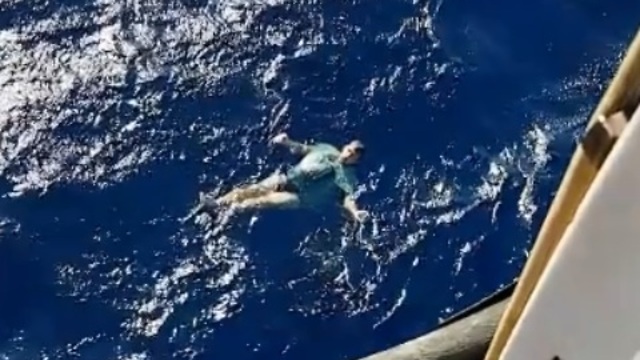חילוצו של ארנה מורקה, ששרד שעות בים סוער בזכות הג'ינס שלו (צילום: מתוך הפייסבוק של Lowe Corporation Rescue Helicopter Service)
