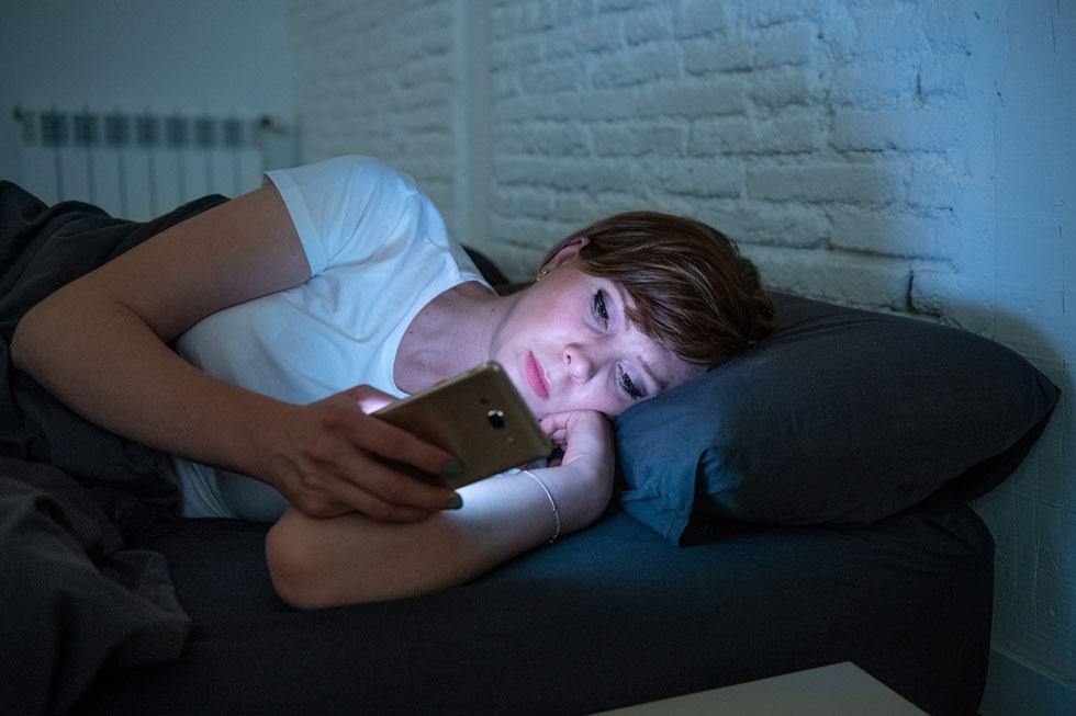 בלי קשר לדיאטה, עדיף לוותר על הגלישה ברשתות החברתיות, לסגור את הנייר וללכת לישון (צילום: Shutterstock)