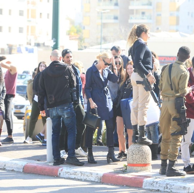 הקהל לא נשאר אדיש למראה הכוכבת (צילום: מוטי לבטון) הקהל לא נשאר אדיש למראה הכוכבת (צילום: מוטי לבטון)