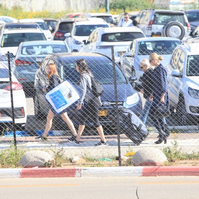 מתרגלות הליכה בשורה. בנות משפחת גוטמן (צילום: מוטי לבטון) מתרגלות הליכה בשורה. בנות משפחת גוטמן (צילום: מוטי לבטון)