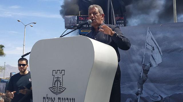  ראש עיריית אילת, מאיר יצחק-הלוי בהפגנה על סגירת שדה דב (צילום: מאיר אוחיון)