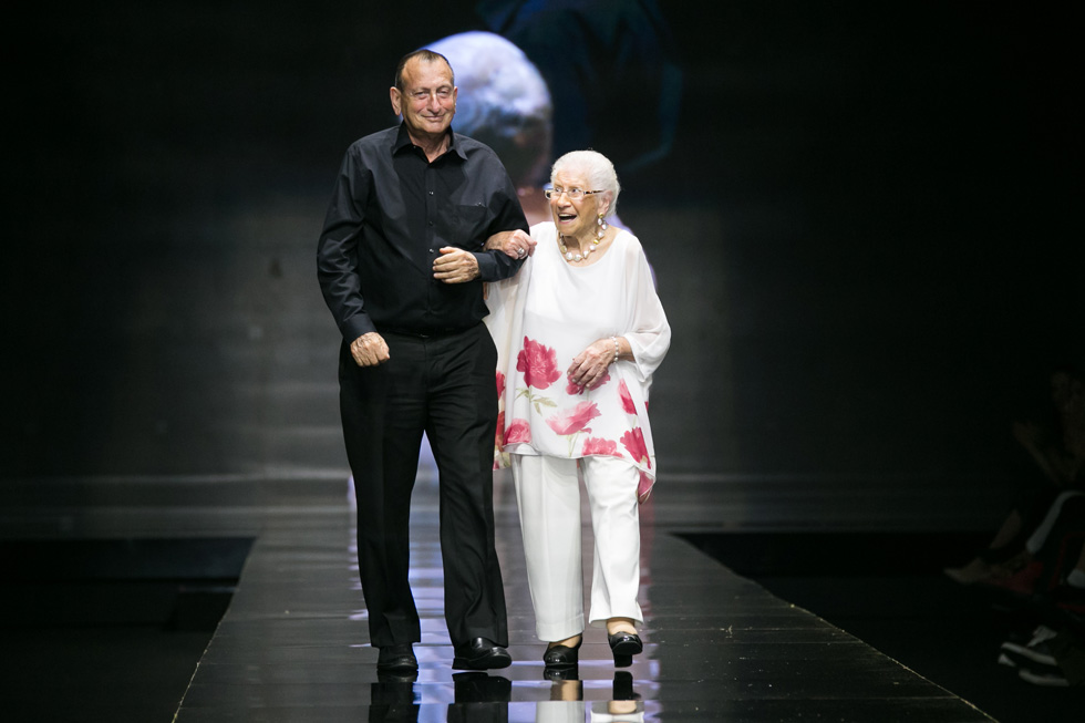 את התצוגה פתחה סיליה לוי, דודתו בת ה-95 של איציק לוי, הבעלים של חברת YVEL, בבגדים מארונה הפרטי. ראש עיריית תל אביב רון חולדאי ליווה אותה על המסלול  (צילום: אלון פרס)