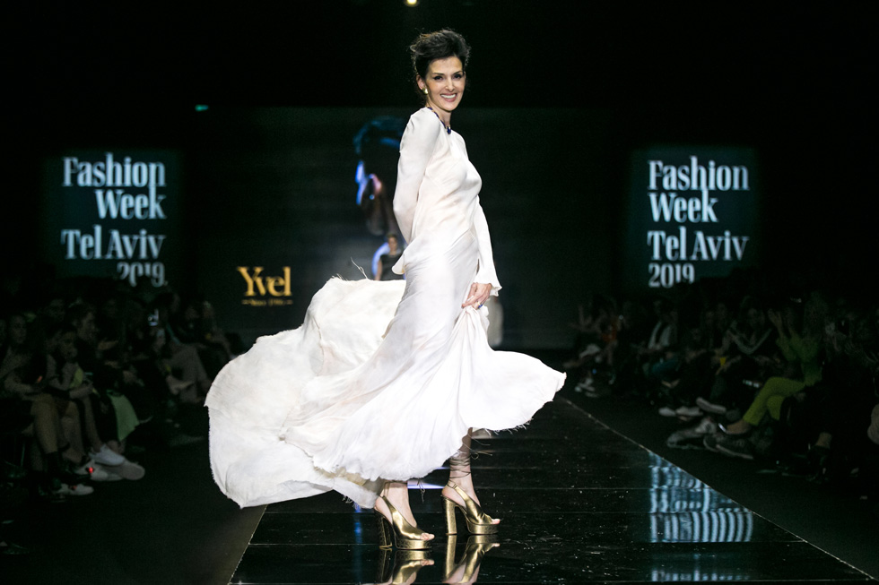הדוגמנית יעל רייך היפנטה על המסלול בשמלה לבנה של ויוי בלאיש  (צילום: אלון פרס)