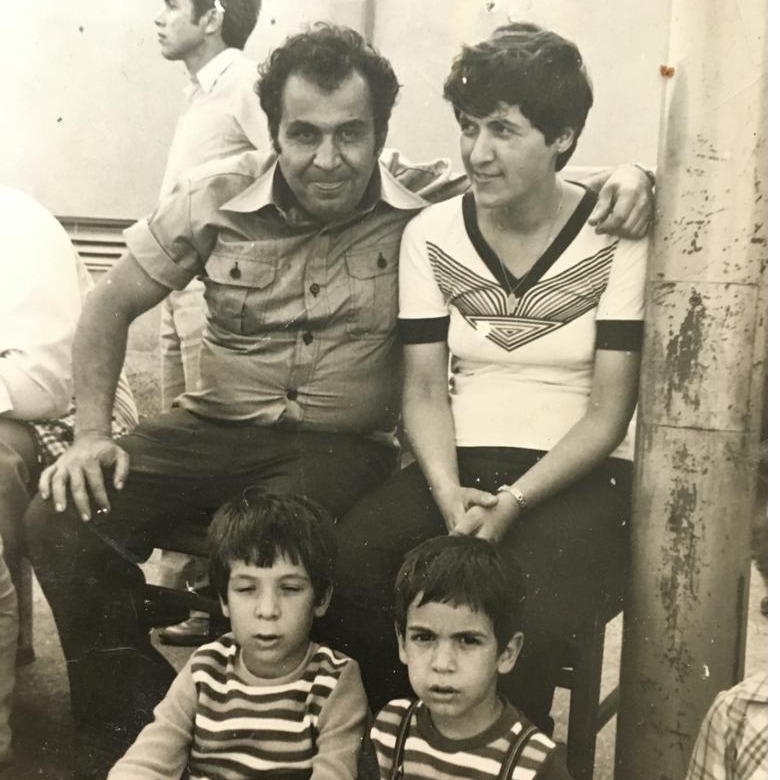 עם ההורים רינה ומיכה והאח הצעיר אפרים (מימין)