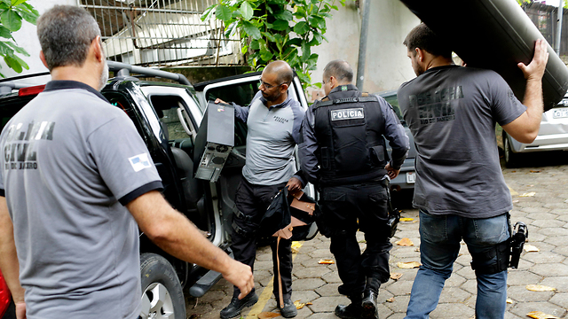 שוטרים פושטים על בית חשוד ב רצח מריאל פרנקו ברזיל ריו דה ז'ניירו (צילום: AP)