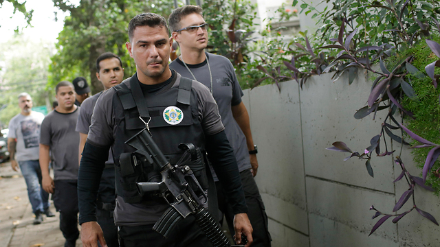 שוטרים פושטים על בית חשוד ב רצח מריאל פרנקו ברזיל ריו דה ז'ניירו (צילום: AP)