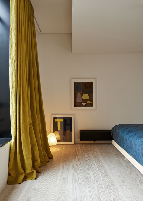 חדרי השינה עוצבו בפשטות, עם וילונות ארוכים (צילום: Daniel Auslebrook)