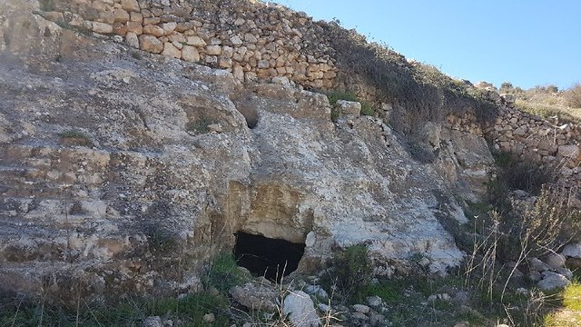 הכניסה למערת הקבורה (צילום: אסף קמר)