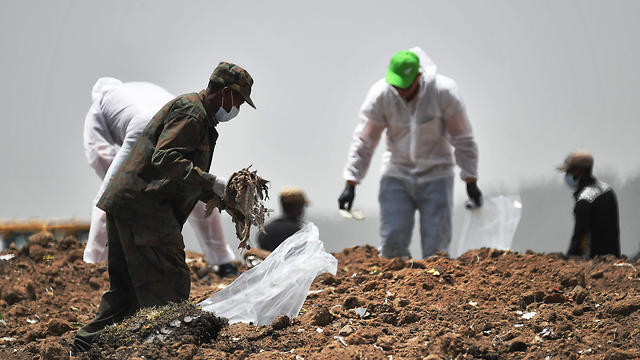 Поисковые работы на месте катaстрофы. Фото: AFP