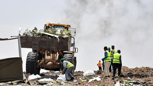 На месте авиакатастрофы в Эфиопии. Фото: AFP