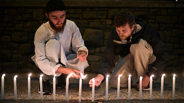 פרחים ונרות זיכרון לזכר הנרצחים במסגד בניו זילנד (צילום: AFP)