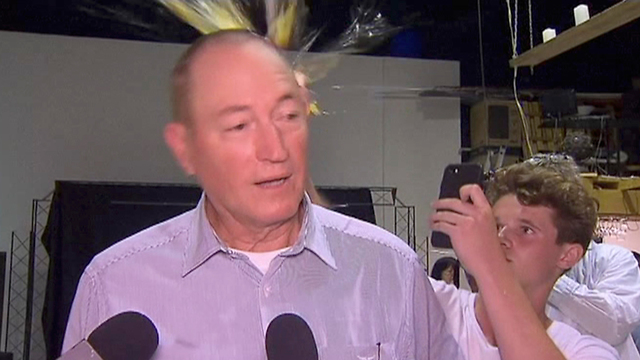 סנאטור אוסטרלי אוסטרליה ספג ביצה ותקף  (צילום: AP)